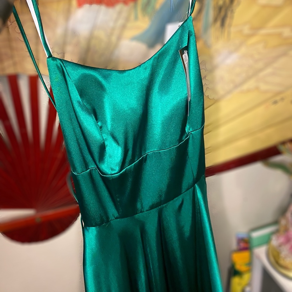 macy’s silky emerald green backless prom dress. size 0